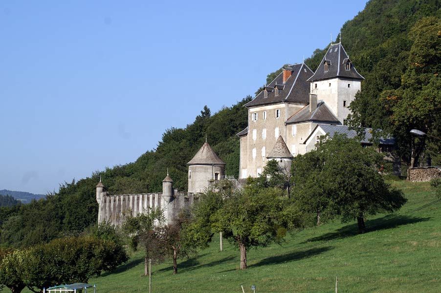 Chateau de Beauregard // meublés classés en location sur le Massif des Brasses