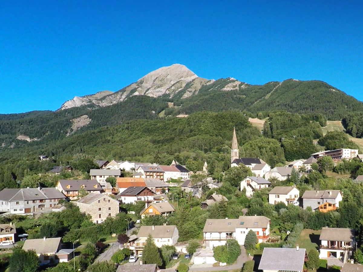 Le sommet du Cuchon et le village de St Léger-les-Mélèzes