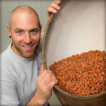 Christophe Zana dans sa fabrique de bonbons 'La Confiserie alpine', Pont du Fossé, Champsaur - © Christophe Zana dans sa fabrique de bonbons 'La Confiserie alpine', Pont du Fossé, Champsaur Confiserie alpine - © Bertrand Bodin