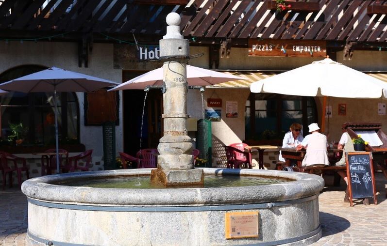Fontaine de la place de Villar d'Arène - La Grave / @Frederic D