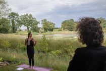 Séance Yoga au bord d'un étang