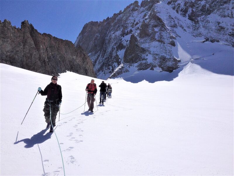 Cordée en balade sur le glacier - La Grave / Bureau des Guides