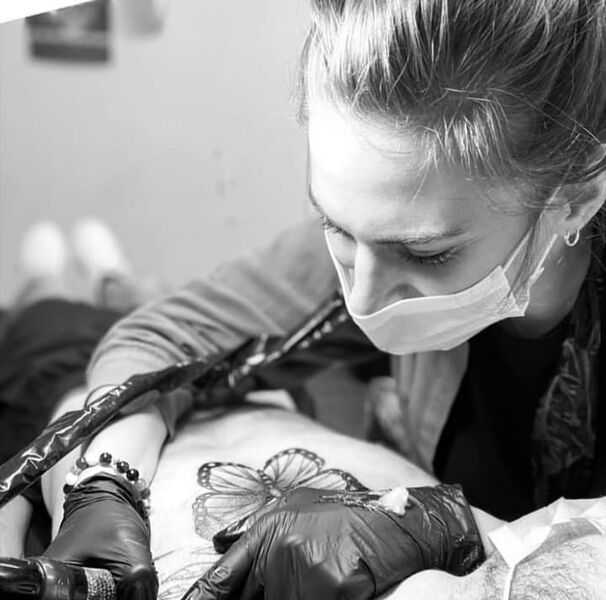 Tatouage sur torse - © Le poisson qui chante Le poisson qui chante : Alexandra - © Le poisson qui chante