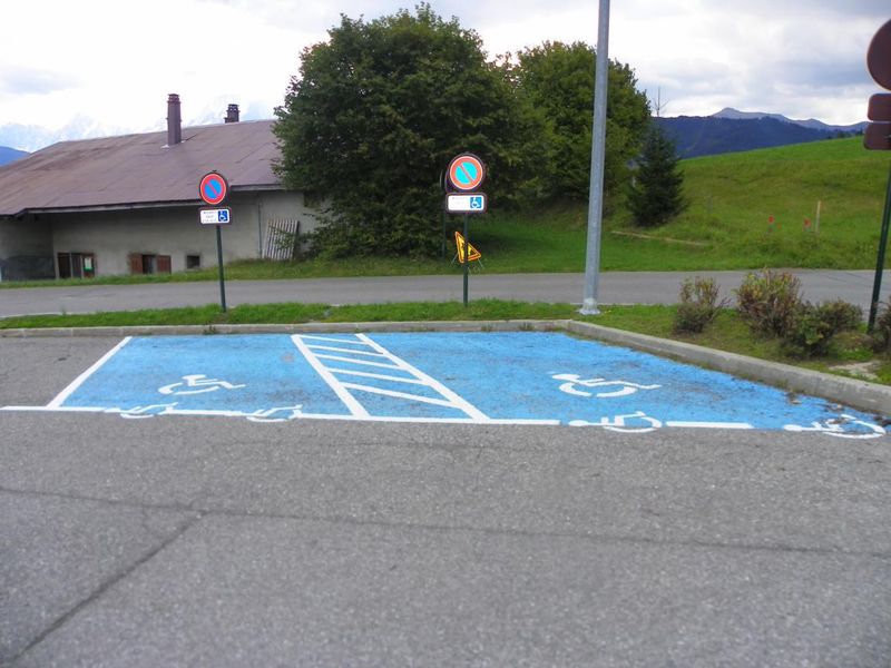 Places handicapées au parking de la Cry