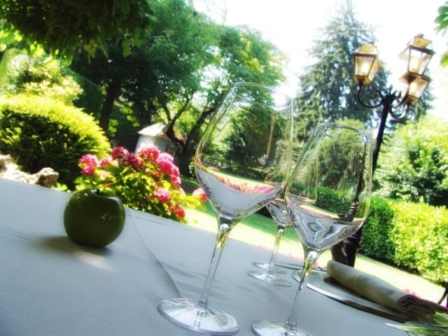 A table en terrasse du Restaurant Chavant à Bresson