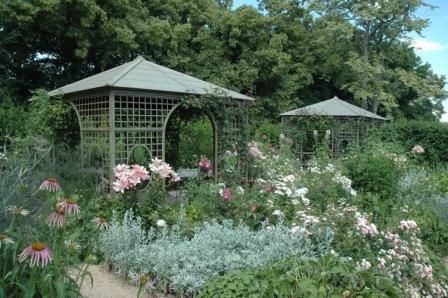 BIONNAY, l'un des jardins de roses