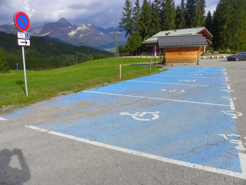 Places handicapées au parking de Cuchet en bord de pistes