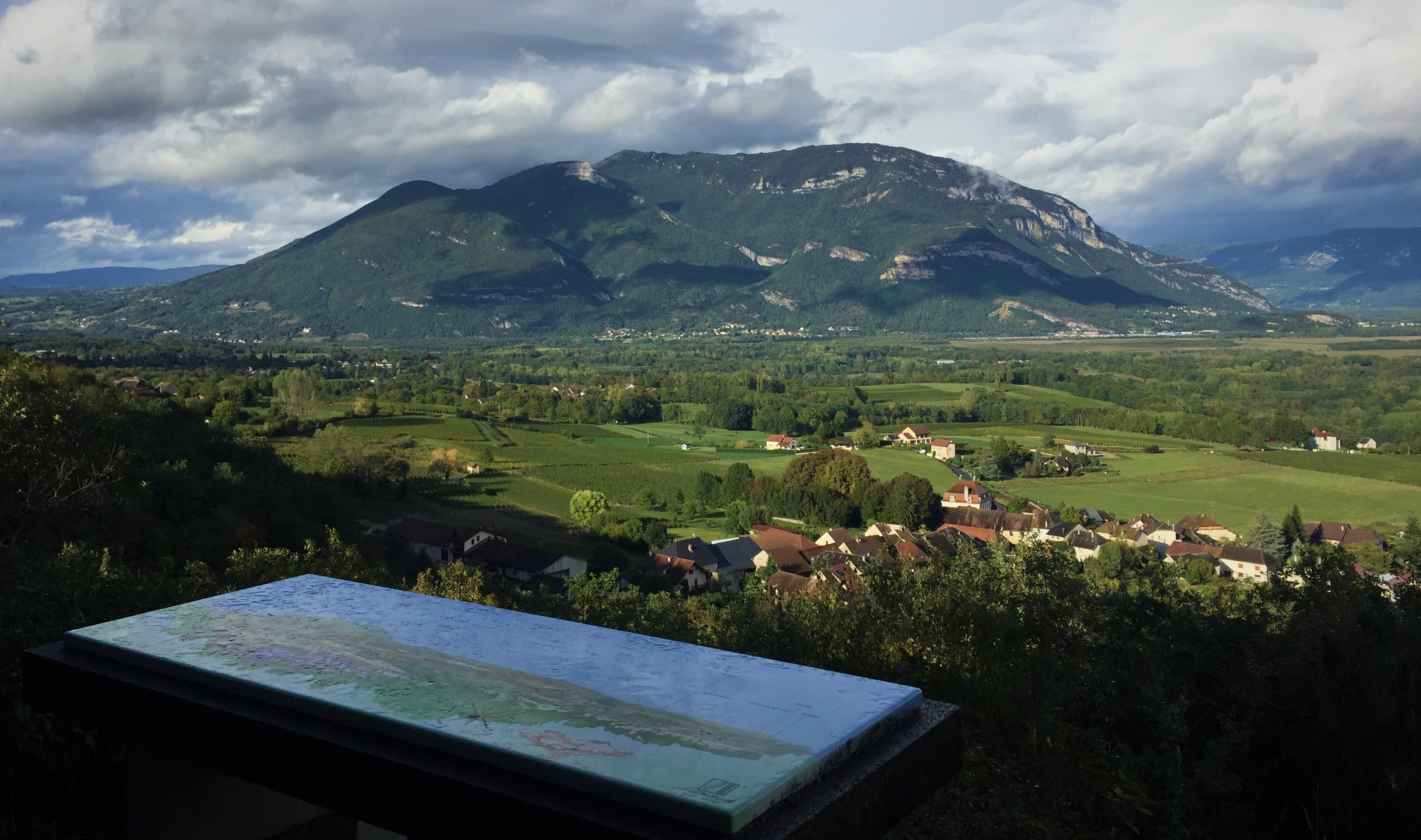 Vue sur Vongnes et le Grand Colombier depuis la table d'orientation