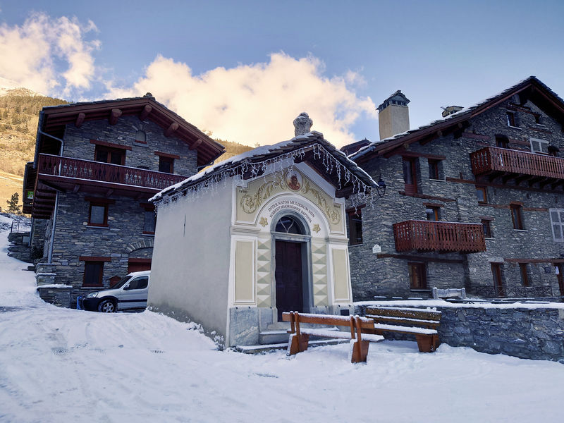 Vue extérieure de la Chapelle St Jean Baptiste à Val Cenis Lanslebourg en hiver