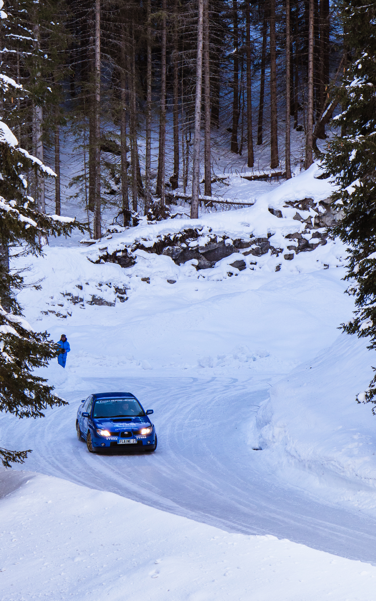 Subaru dérapant sur le circuit de glace