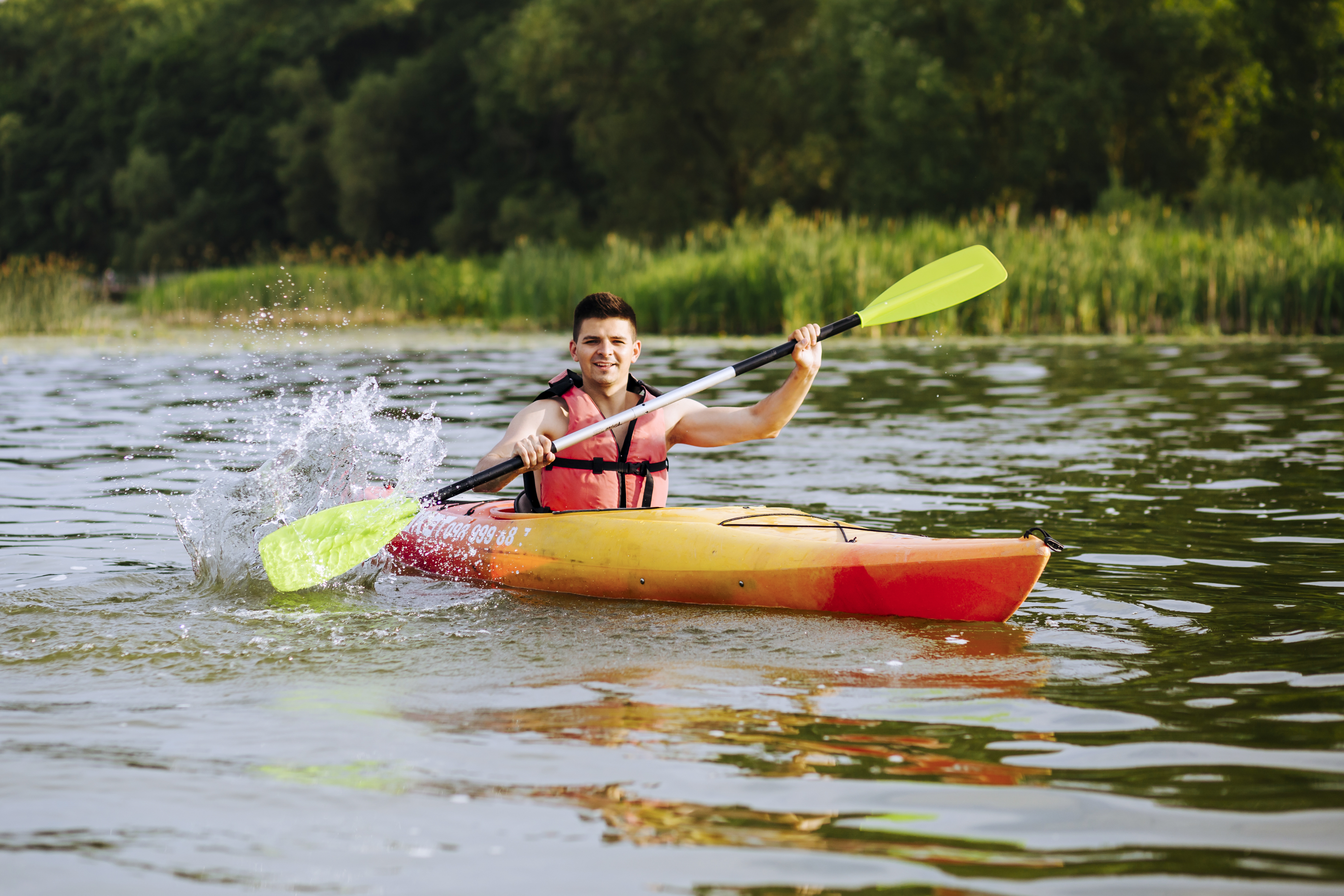 Homme souriant qui fait du kayak sur le Lac Léman