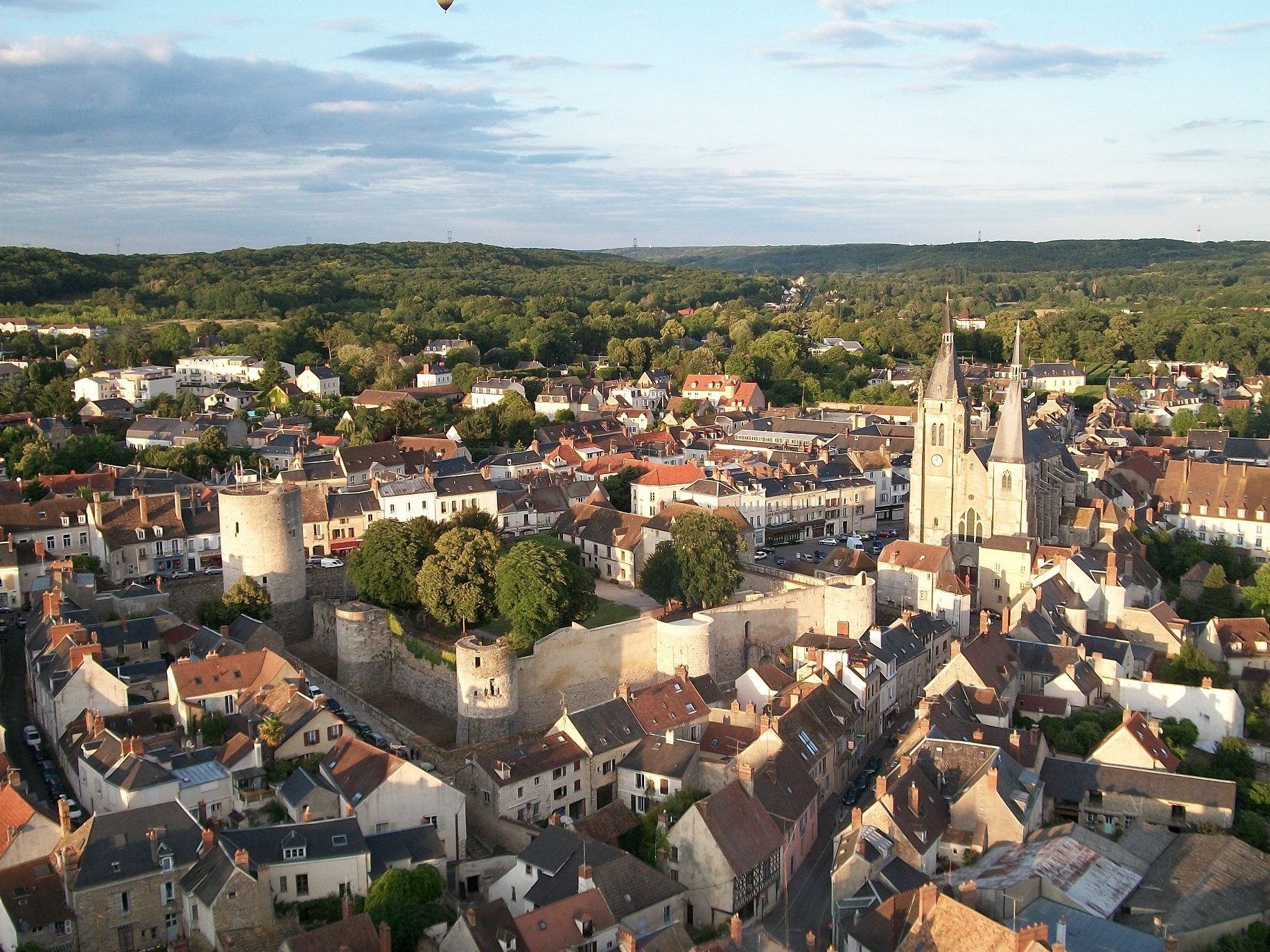 Dourdan, vues du chu00e2teau et de l'u00e9glise
