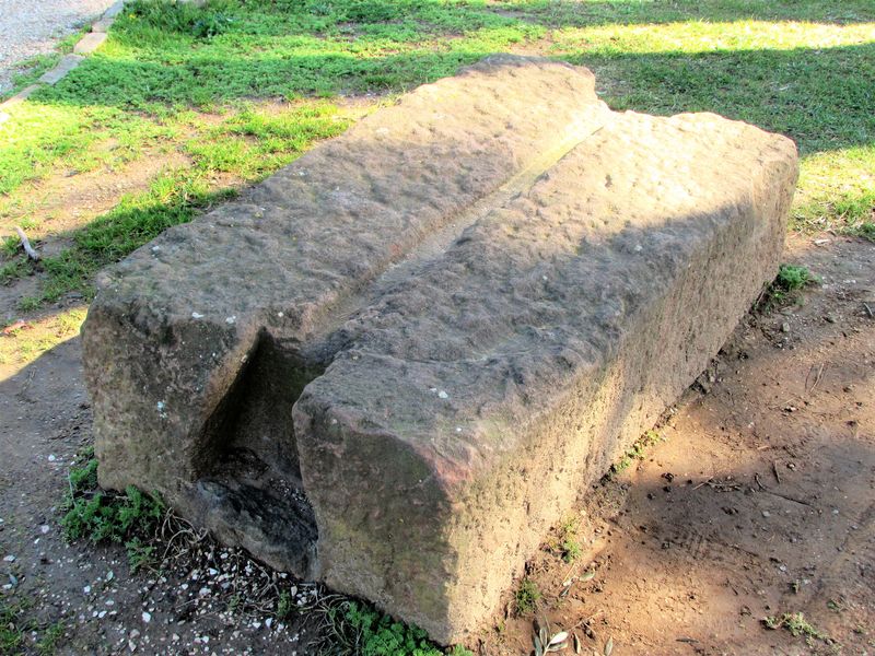 Vestige de pressoir à levier du jardin des Oliviers