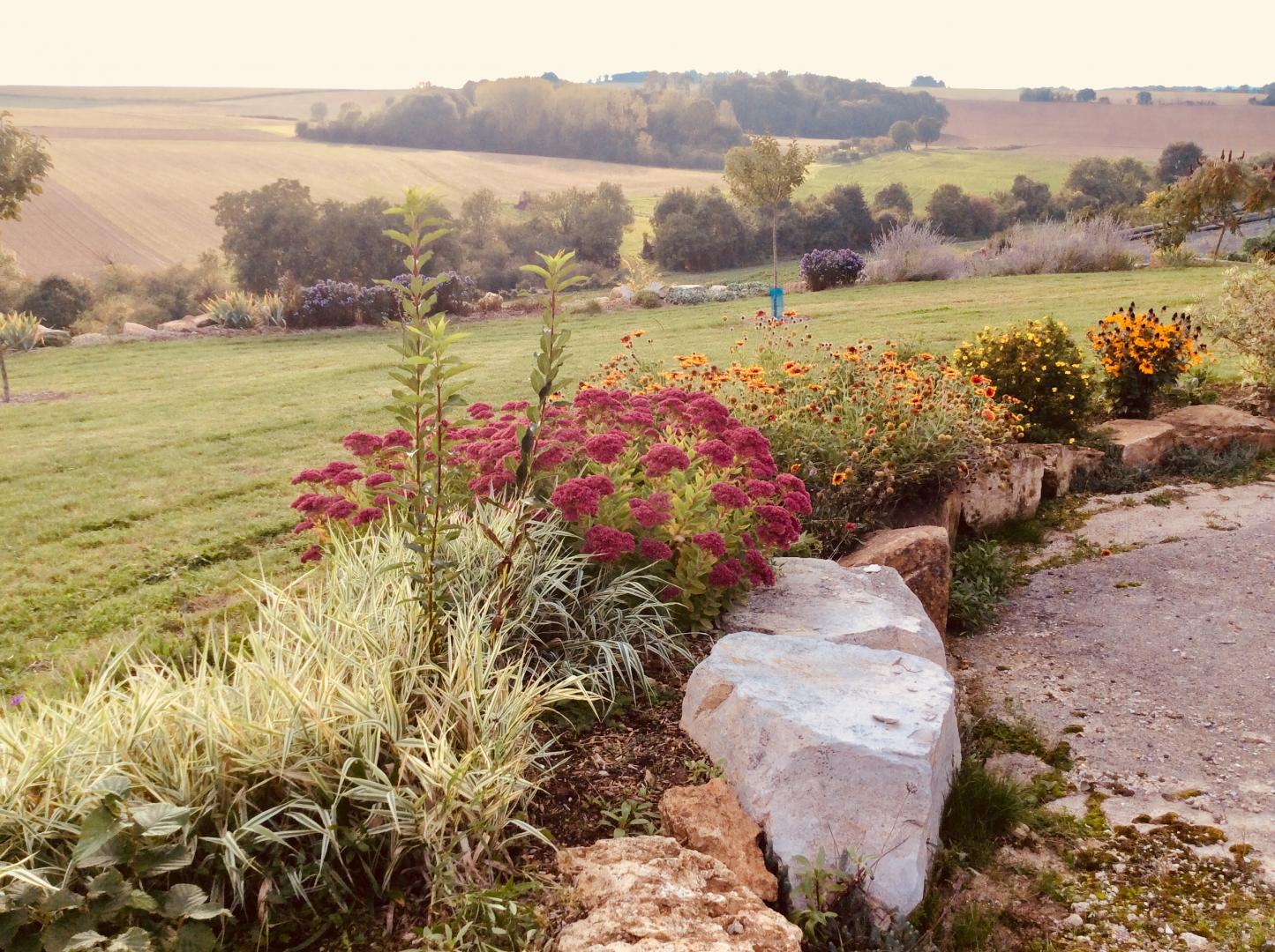 Jardin fleuri, et grand parking privé et clos