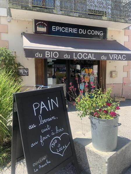 Devanture de L'épicerie du coing à Novalaise