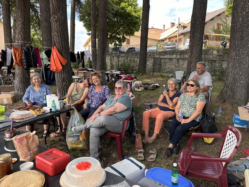 - © photo libre de droits vide grenier association Rhumatism'Alp - © photo libre de droits