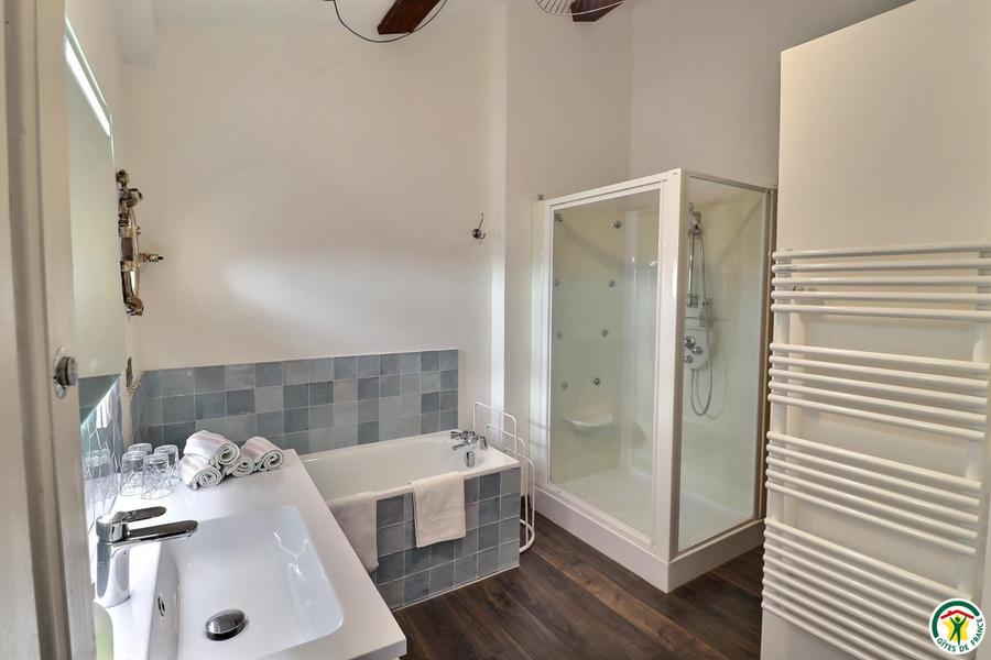 salle d'eau/wc privative à la chambre PROVENCE (accès par le palier) salle d'eau/wc privative à la chambre PROVENCE (accès par le palier)