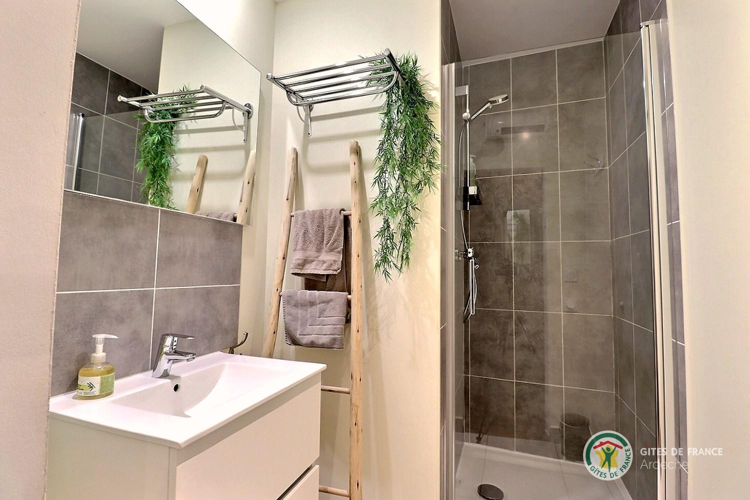 Salle d'eau privative chambre Le Grenier