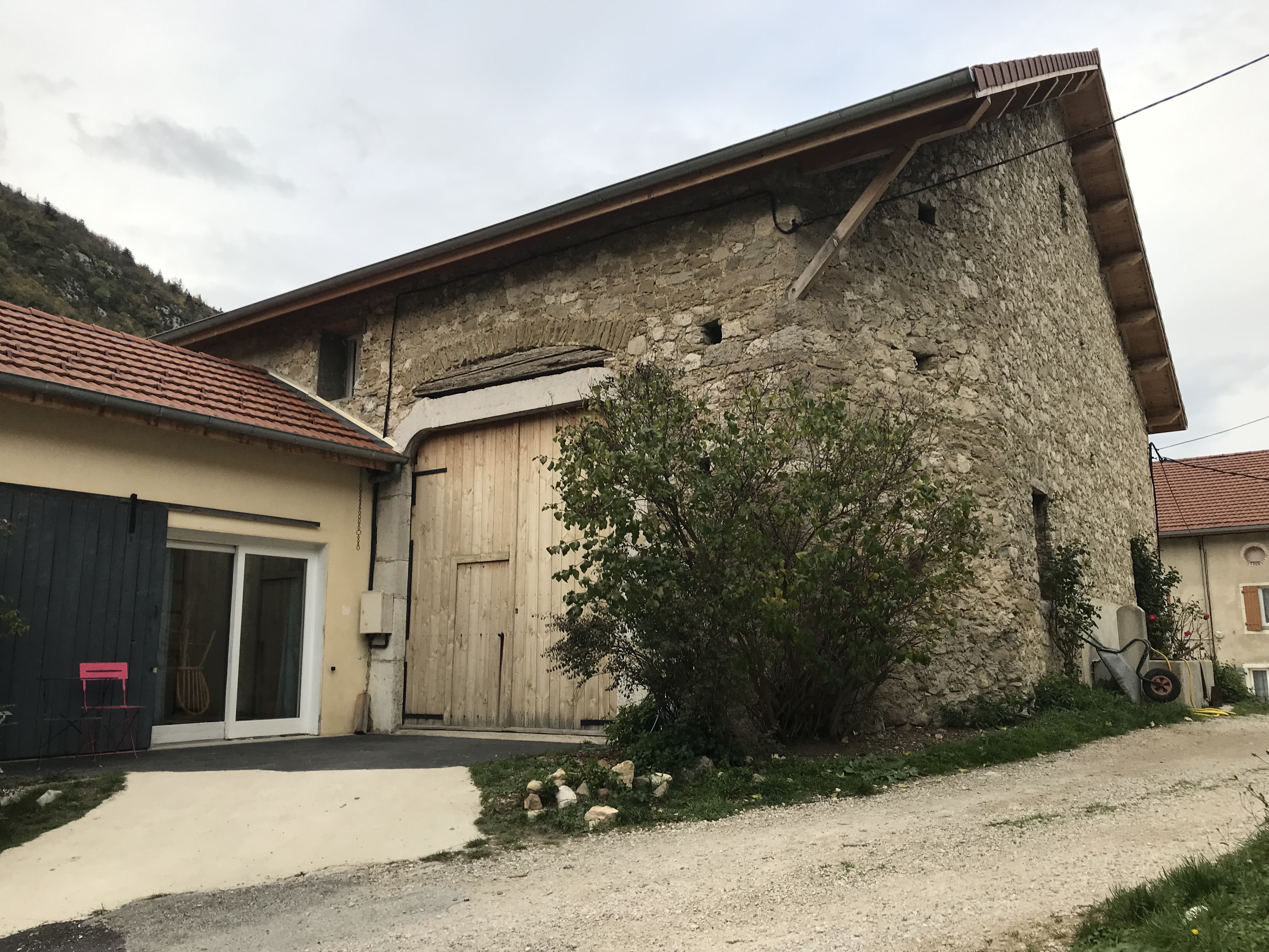 Vue extérieure du gîte l'escale avec la grange à Saint Agnan en Vercors