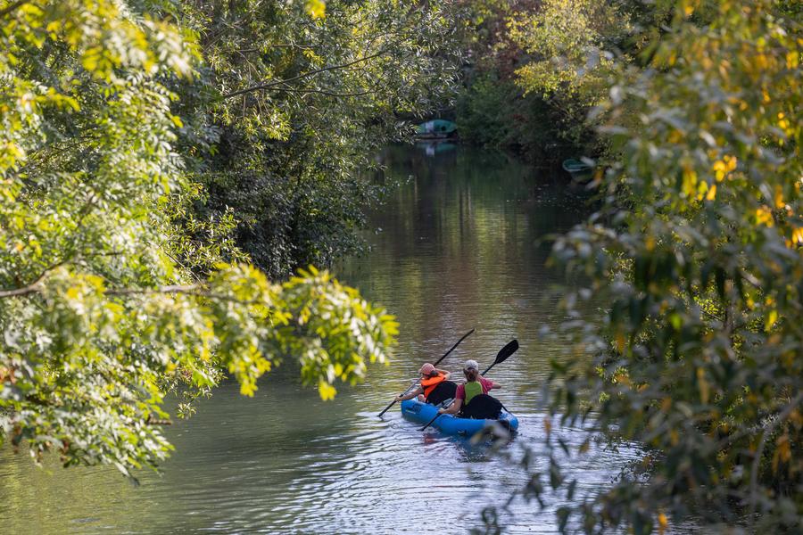 une famille faisant du canoë kayak sur la marne lors d'une après-midi 
