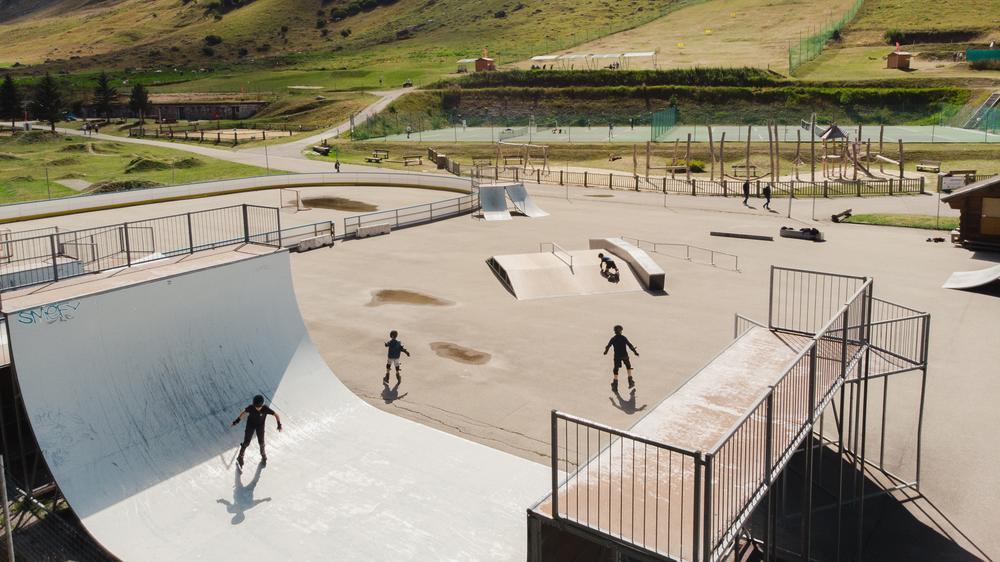 Enfants qui s'amusent sur le skate park de Val d'Isère dans la vallée du Manchet
