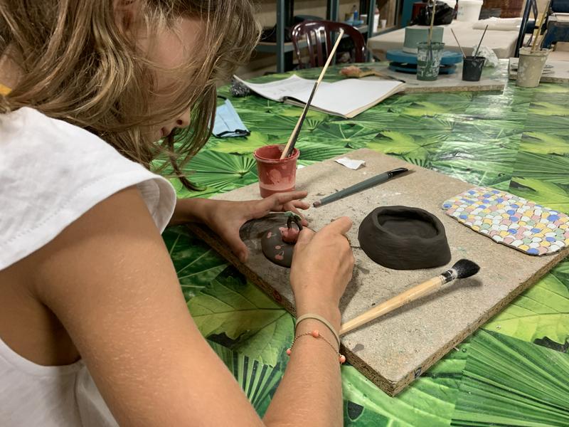 Stage poterie : Ma théière en faïence décorée aux engobes_Villages du lac de Paladru