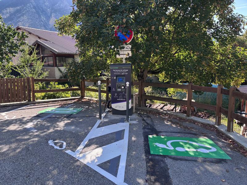 Borne de recharge pour véhicules électriques