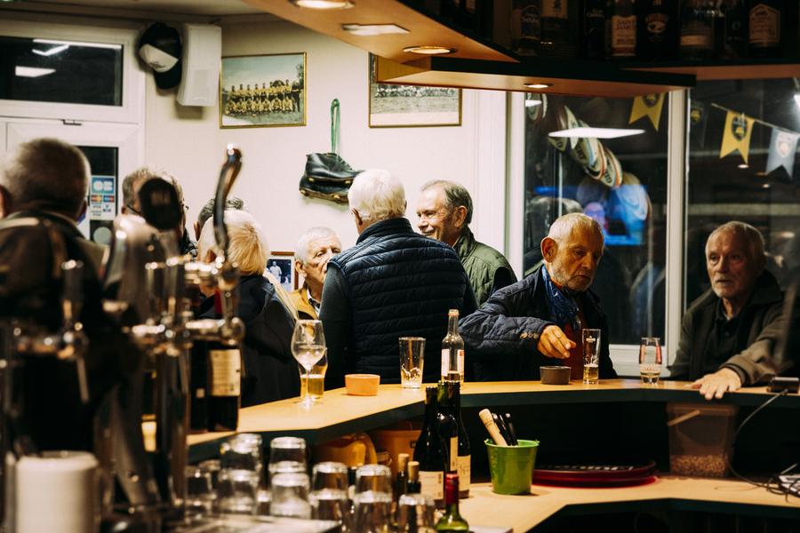 Des hommes dans le bar.