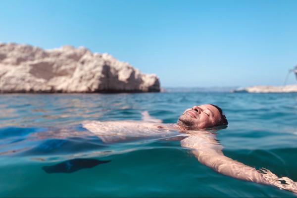 Catamaran à voile dans les îles du Frioul. Départ Mucem