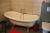 salle de bains avec baignoire à pattes de lion Ⓒ Gîtes de France