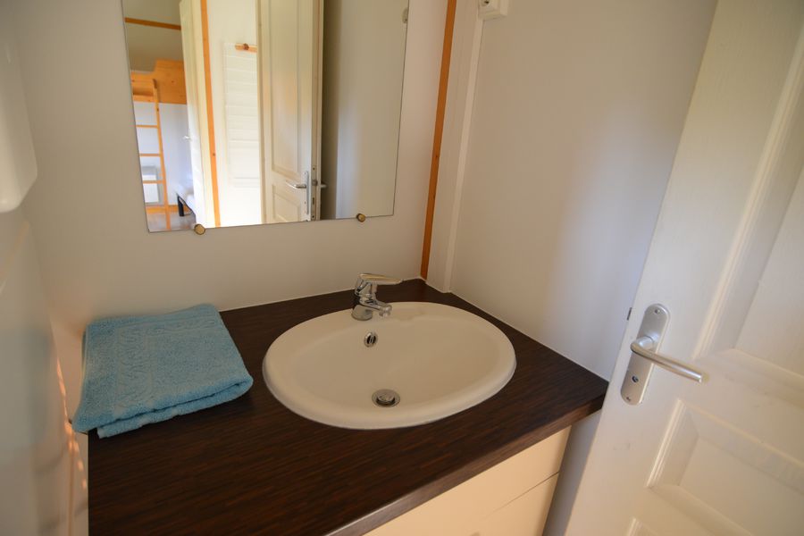 Salle d'eau avec douche