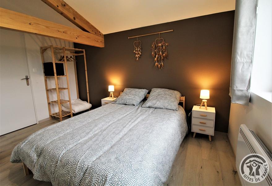 Grand gîte de la Ferme aux escargots, \'L\'Achatine\' à St Romain de Popey (Rhône, Beaujolais, proximité de l\'Arbresle et Tarare) : chambre double à l\'étage.