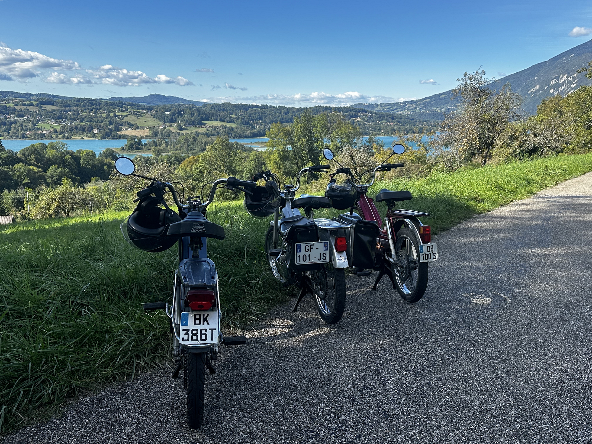 3 mobylettes avec vue lac