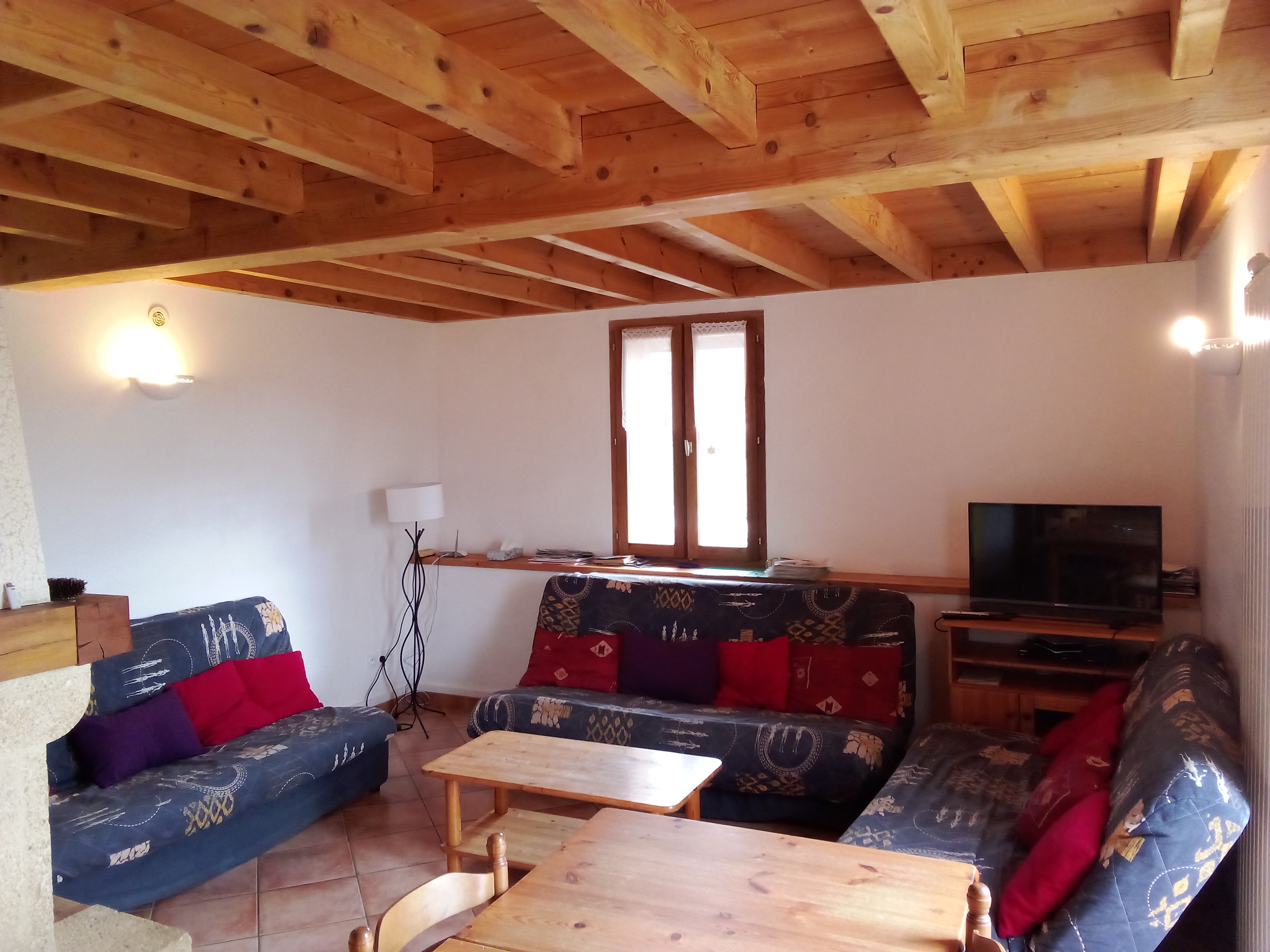 Séjour avec canapés-lit du gîte les Sources à Saint Julien en Vercors