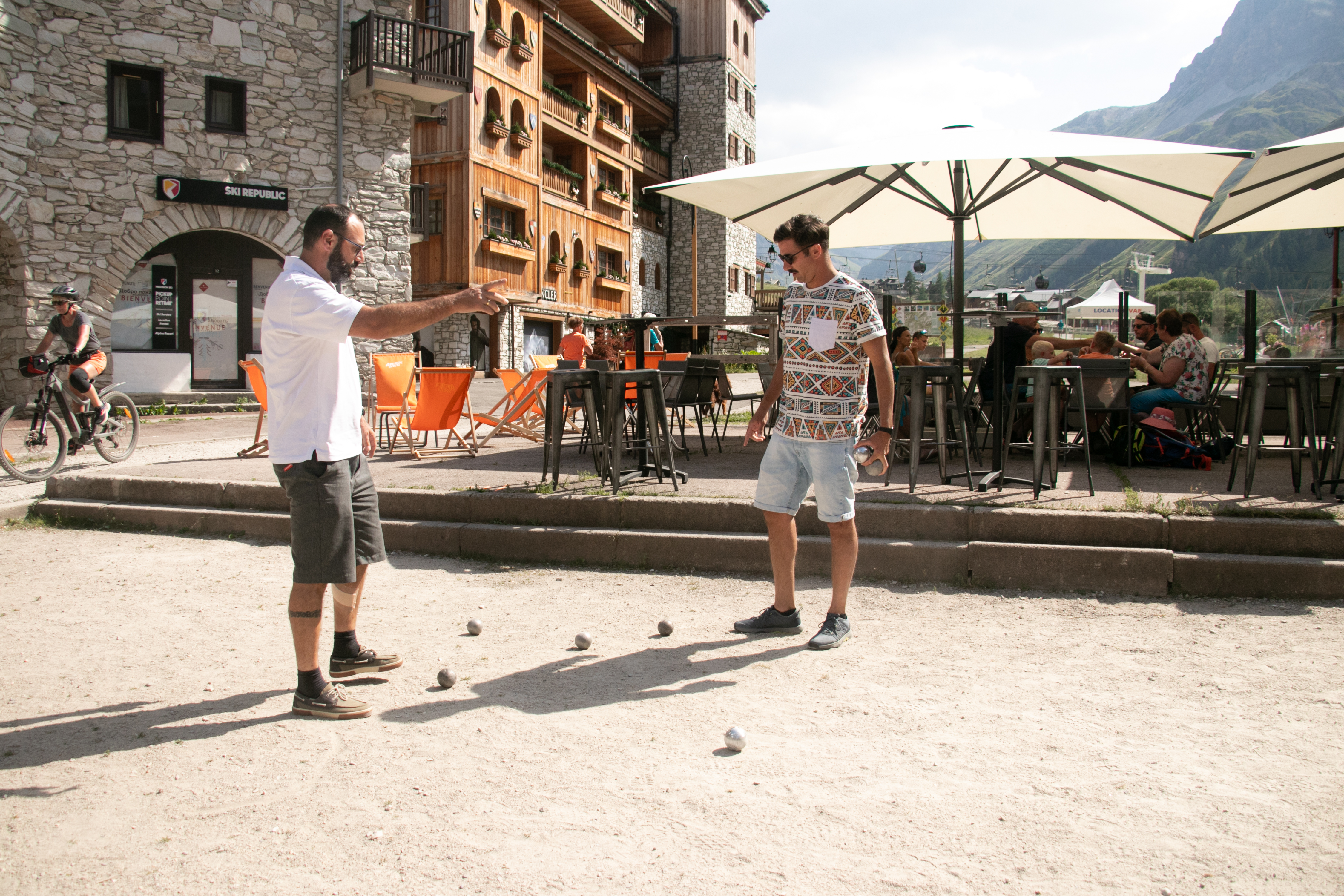 Deux amis qui jouent à la pétanque à Val d'Isère en été