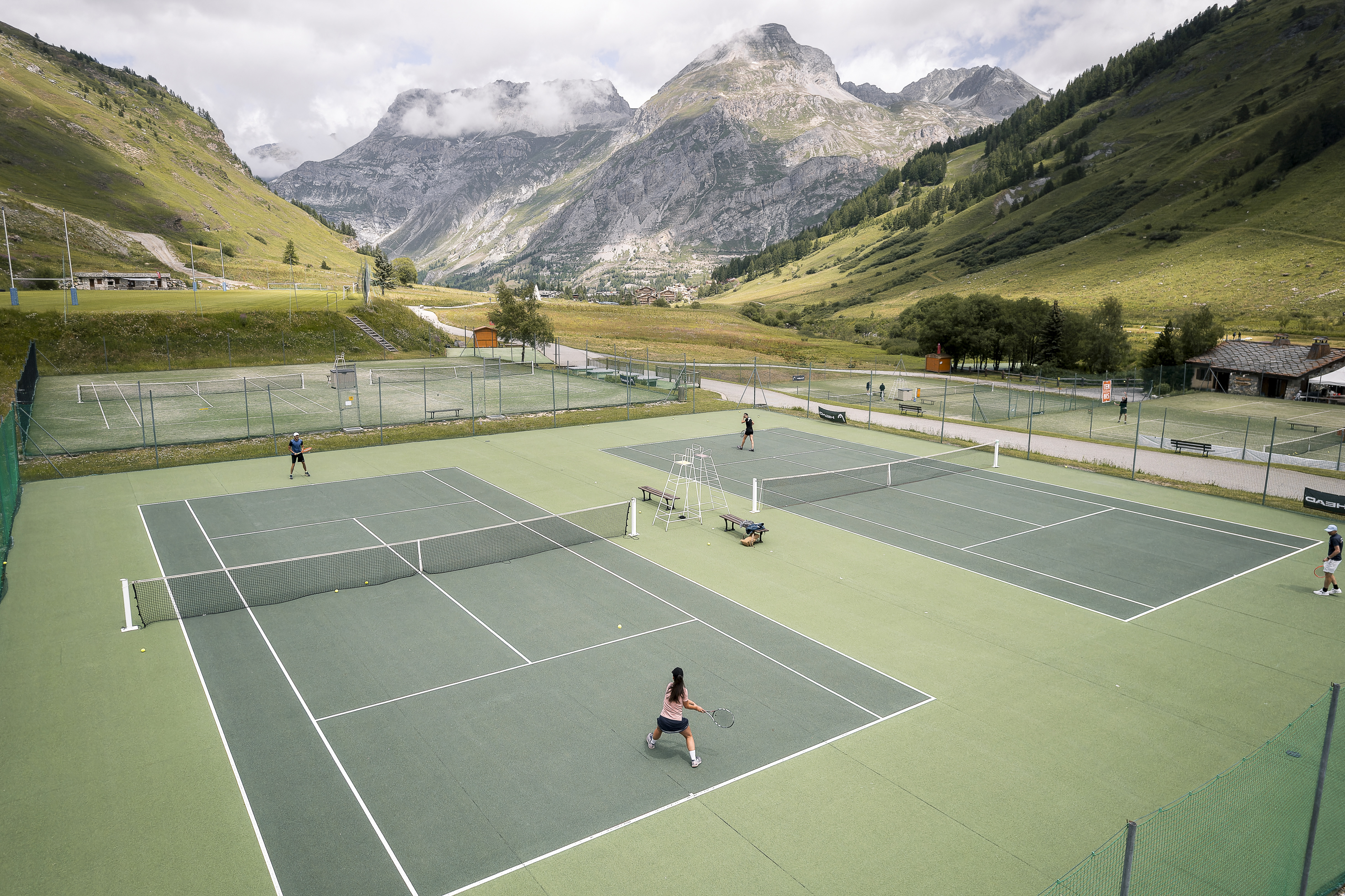 Terrains de tennis du parc des sports du Manchet à Val d'Isère en été