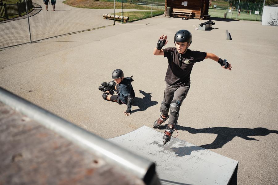Enfants qui s'amusent sur le skate park de Val d'Isère dans la vallée du Manchet
