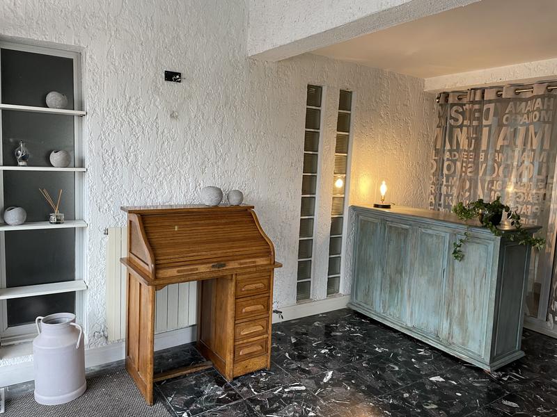 L'entrée avec un meuble d'accueil et un meuble de rangement.