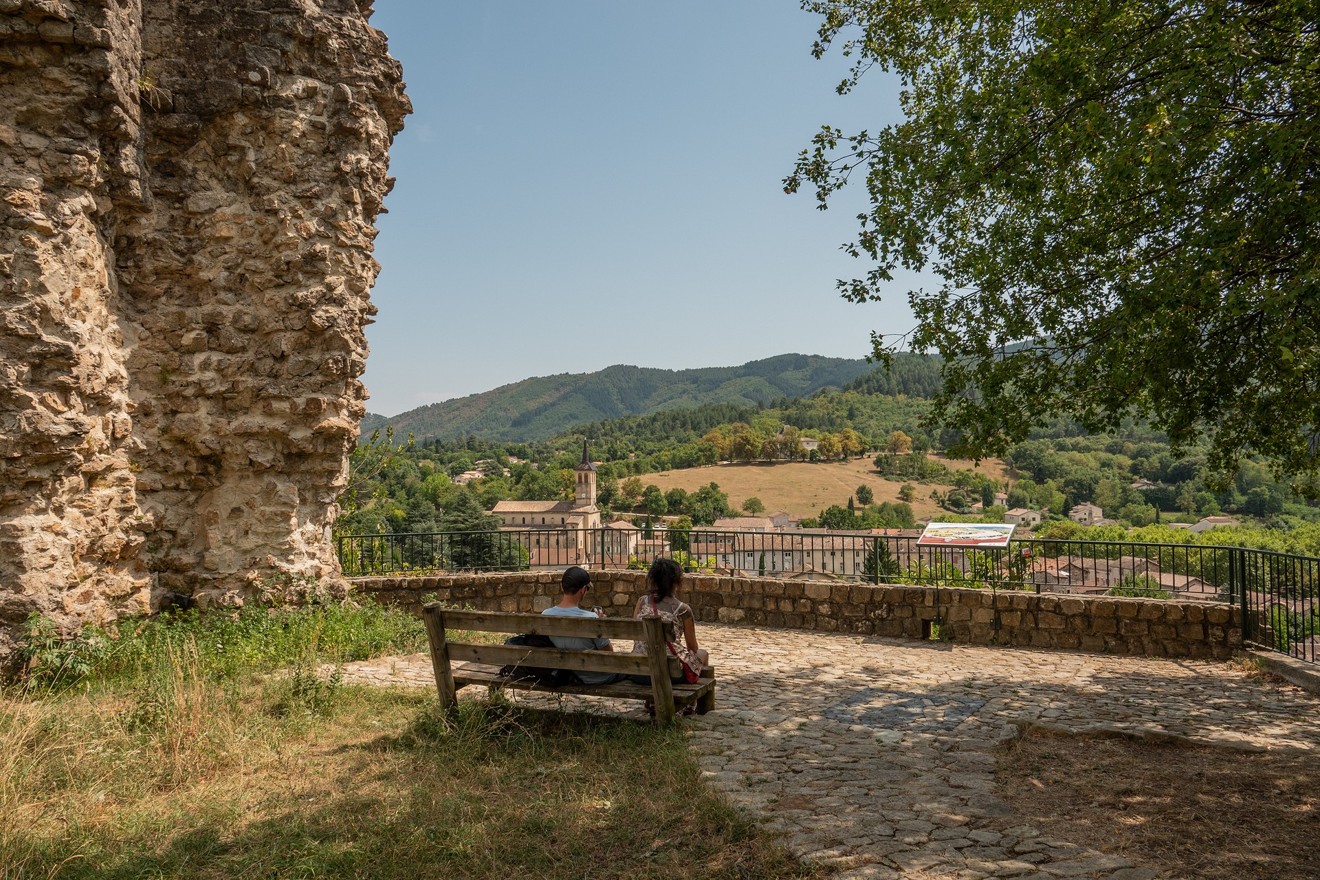 Belvédère du donjon du Chastelas à Jaujac avec un couple bien à l'ombre sur un banc