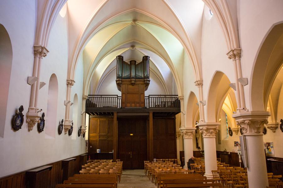 Intérieur église Saint-Rémi avec l'orgue au dernier plan 
