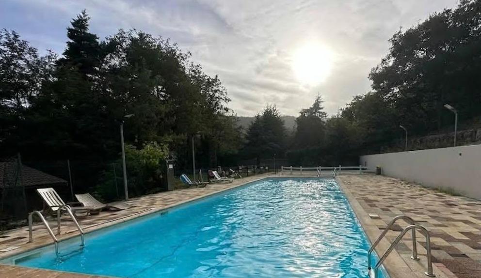 Piscine ouverte de juin à fin août de 6mx18m prof 0.80 à 2m, pataugeoire 40cm, surveillée par un maitre nageur