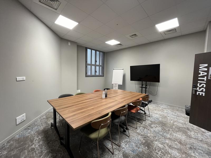 Notre Salle Matisse est conçue pour des réunions intimes et efficaces. Réservable à la demi-journée ou à la journée, elle offre une ambiance idéale pour des discussions concentrées et productives.