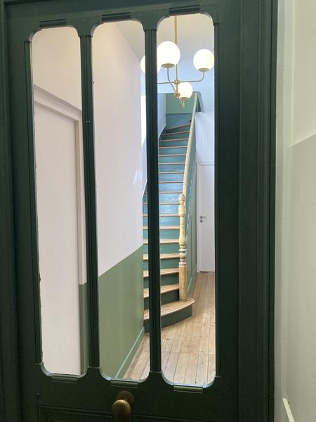 Vue sur l'escalier intérieur depuis la fenêtre de la porte d'entrée