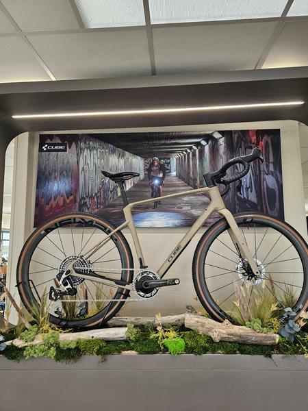 Un vélo Gravel exposé en magasin.