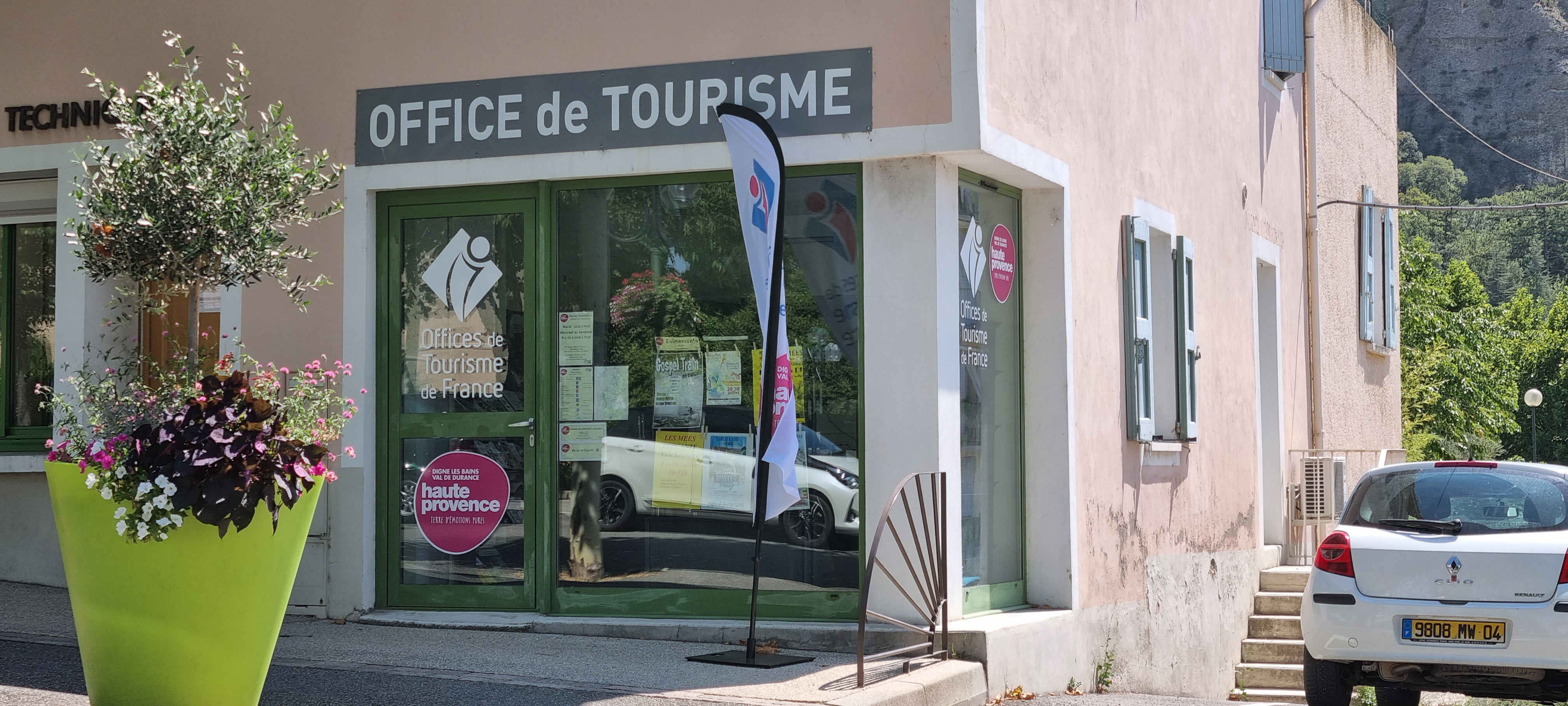 Devanture bureau d'information touristique des Mées 3