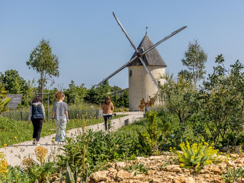 Enfants marchant vers le moulin