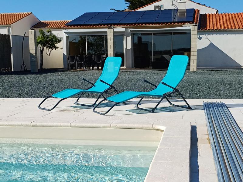 Transats au bord de la piscine