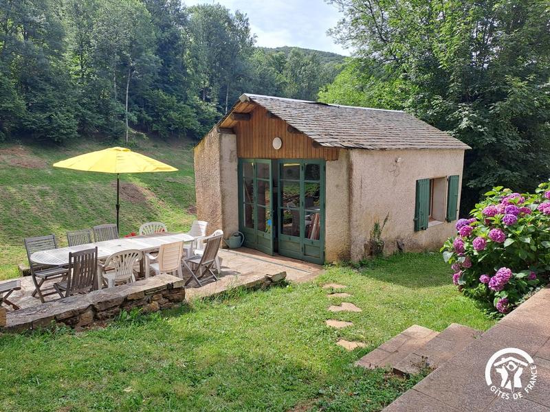Le gîte du Tilleul de Bressolles - Le Bez - Gîtes de France Sud - terrasse et four