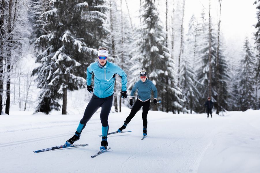 Ski de fond en duo sur le domaine nordique du Massif des Aravis