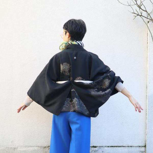 Kimonos traditionnels en soie, et bijoux en métal avec pierres précieuses et semi-précieuses 